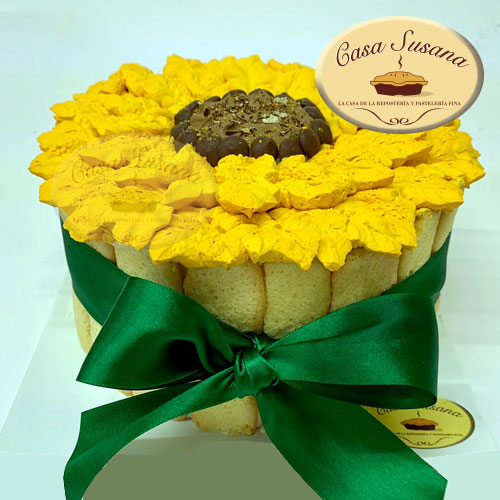 pastel con decoración de flores